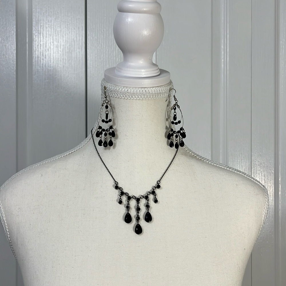 Elegant necklace and earrings set